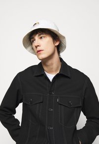 Fiorucci ICON ANGELS BUCKET HAT UNISEX - Kepurė - white