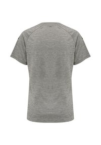 Grå kortærmet t-shirt med en tekstureret overflade og raglanærmer. Ingen synlige logoer eller mønstre på bagsiden. Enkel design.