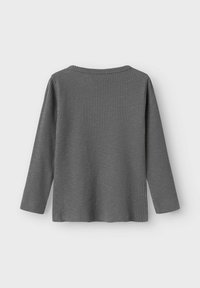 Grå långärmad topp med ribbad textur, rund halsringning och avslappnad passform. Enkel design utan dekorationer eller mönster.