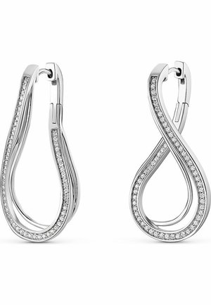 Sølvfarvede hoops med en snoet design, hvor mindre klare sten er sat langs den ydre kant, hvilket skaber en glitrende accent.