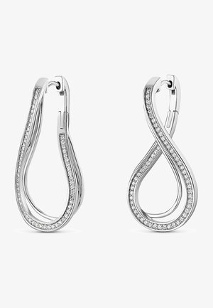 Sølvfarvede hoops med en snoet design, hvor mindre klare sten er sat langs den ydre kant, hvilket skaber en glitrende accent.