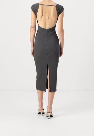 Grijze getailleerde jurk met korte mouwen, open rug, zijsplit en een gladde textuur. De stof sluit mooi aan op het lichaam, wat zorgt voor een slanke silhouette.