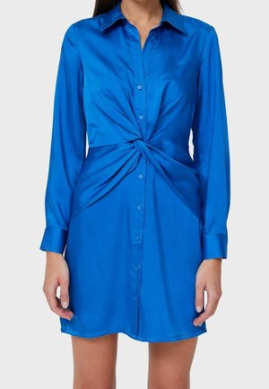 Robe chemise en satin bleu avec une fermeture à boutons sur le devant, des manches longues et un détail de nœud torsadé à la taille. Texture lisse et brillante.