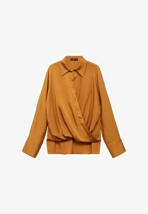 Cămașă lungă din amber cu mânecă lungă, guler clasic, textură moale și un design drapat, având o bandă inferioară mai lată.