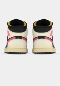 Αθλητικά παπούτσια υψηλής φτέρνας σε λευκό, μαύρο και ροζ δέρμα. Διαθέτουν επενδεδυμένο κολάρο, καουτσούκ σόλα και έντονα σχεδιαστικά στοιχεία.