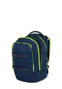 Sac à dos navy avec des accents verts vifs, comportant plusieurs compartiments, des bretelles rembourrées et un tissu durable. Poches zippées visibles.