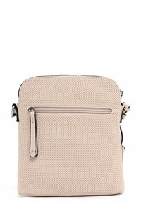 Jasnoróżowa torebka crossbody z perforacją, z przednią kieszenią na zamek i regulowanym paskiem, pokazana na białym tle.