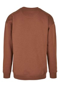 Brun sweatshirt med rund hals, långa ärmar och ribbade mudd- och nederkanter. Mjuk textur med en slät yta, utan synliga logotyper eller mönster.