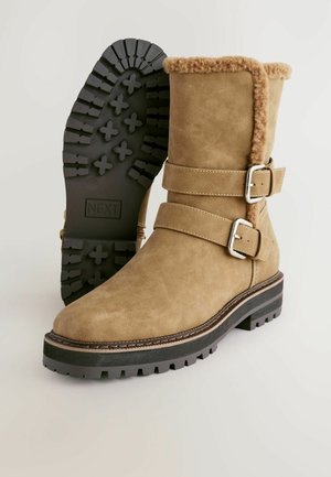 Next, STANDARD/WIDE FIT - FOREVER COMFORT® DOUBLE BUCKLE. - Vinterstøvler - new tan brown