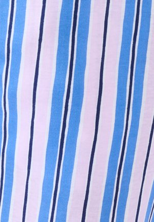 Verticale streeppatroon met afwisselend brede blauwe en roze strepen, gescheiden door dunne witte en donkerblauwe lijnen op stof.