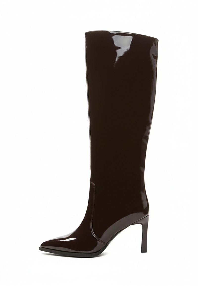 Bottes brunes à talons hauts et mi-mollet, fabriquées en matériau verni brillant, avec un bout pointu et un design épuré avec des coutures minimales.