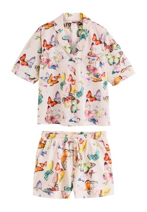 Conjunto de camisa de manga corta abotonada y pantalones cortos con cordón con estampado colorido de mariposas sobre tela rosa claro.