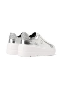 Sneaker bianche con dettagli argento, dotate di un tallone glitterato testurizzato, corpo in pelle liscia e suola chunky. Design classico con allacciatura.