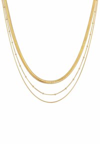 Collier en or à trois couches mettant en valeur un design en arêtes de poisson, avec des maillons de chaîne lisses et des accents texturés. Les chaînes varient en épaisseur et en longueur.