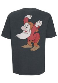 Camiseta de algodón gris oscuro con un gran enano de dibujos animados colorido con expresión de enfado y brazos en alto. El diseño está impreso en la parte trasera.