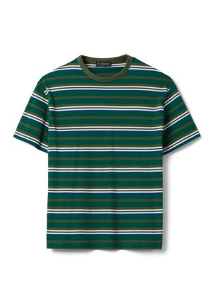 Maglietta verde a maniche corte con righe orizzontali bianche, blu e oliva, caratterizzata da un collo rotondo e una piccola etichetta del marchio all'interno del colletto.