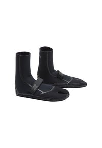 Par de calcetines de agua de neopreno negro con un diseño de altura hasta el tobillo, punta dividida y correas ajustables en la parte superior.