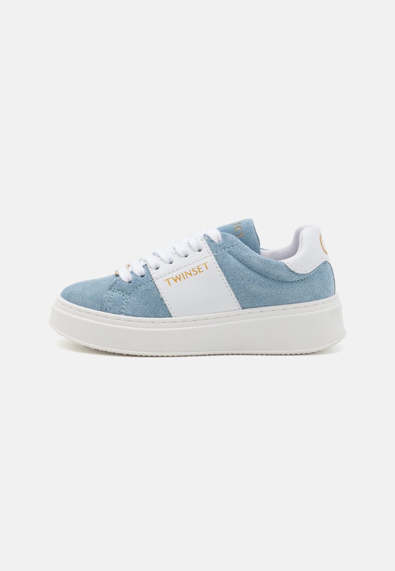Baskets en suède bleu clair avec des accents en cuir blanc, bout rond, épaisse semelle blanche et marque TWISTSET. Lacets et col rembourré inclus.
