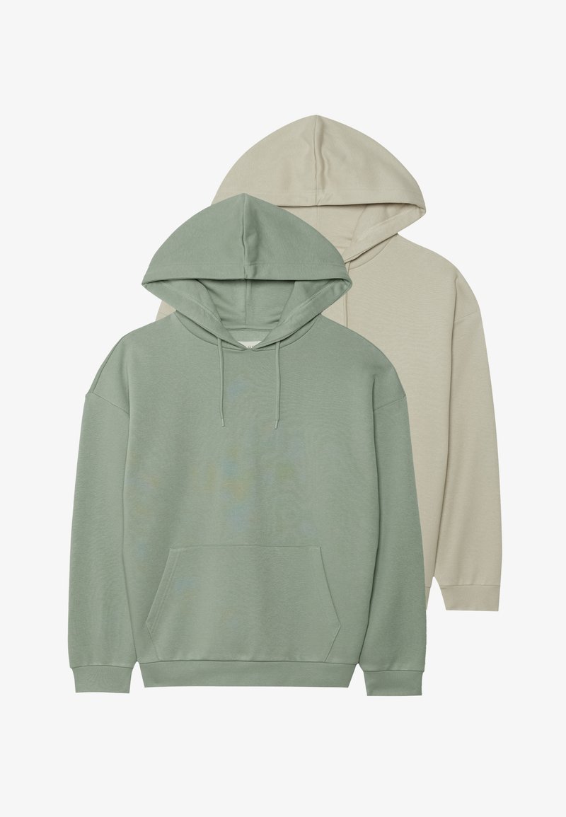 Twee hoodies: één in lichtgroen, de andere in beige. Beide hebben een voorzak, een trekkoordkap en zijn gemaakt van zacht katoen.
