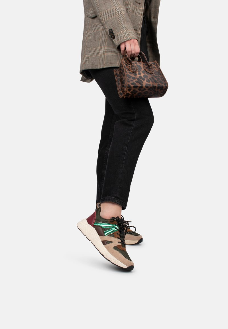 Sportliche Sneakers mit einem Design in Beige, Grün und Braun, ausgestattet mit strukturiertem Stoff, reflektierenden Akzenten und einer dicken weißen Gummisohle.