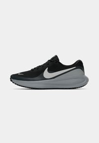 Scarpe sportive nere con una tomaia texturizzata e un prominente logo swoosh grigio. Presentano una soletta imbottita e una suola in gomma resistente.