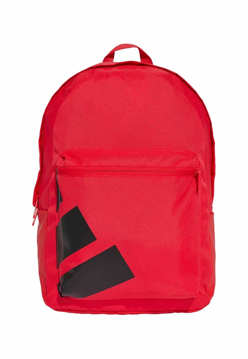 Mochila roja fabricada con material duradero, cuenta con un amplio compartimento principal, un bolsillo frontal con cremallera y un diseño de logo geométrico negro en la parte inferior frontal.