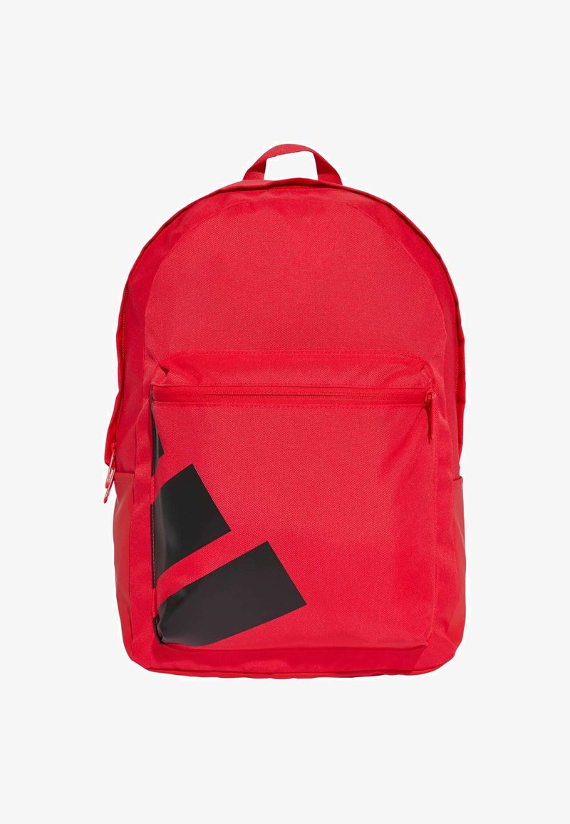 Mochila roja fabricada con material duradero, cuenta con un amplio compartimento principal, un bolsillo frontal con cremallera y un diseño de logo geométrico negro en la parte inferior frontal.