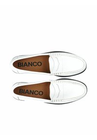 Białe wsuwane mokasyny z teksturowanej skórzanej cholewki, z wyłożoną podszewką i czarną podeszwą. Logo "BIANCO" nadrukowane na wkładce.