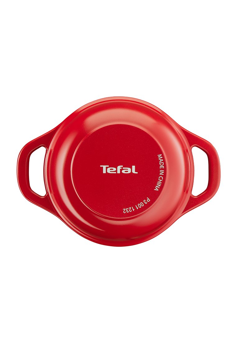 Couvercle de batterie de cuisine Tefal rouge avec deux poignées et l'inscription « Fabriqué en Chine » près du bord, vu du dessous.