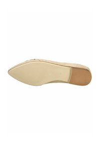 Zapato plano beige con punta afilada, textura de gamuza y suela de goma lisa con ranuras horizontales para tracción.