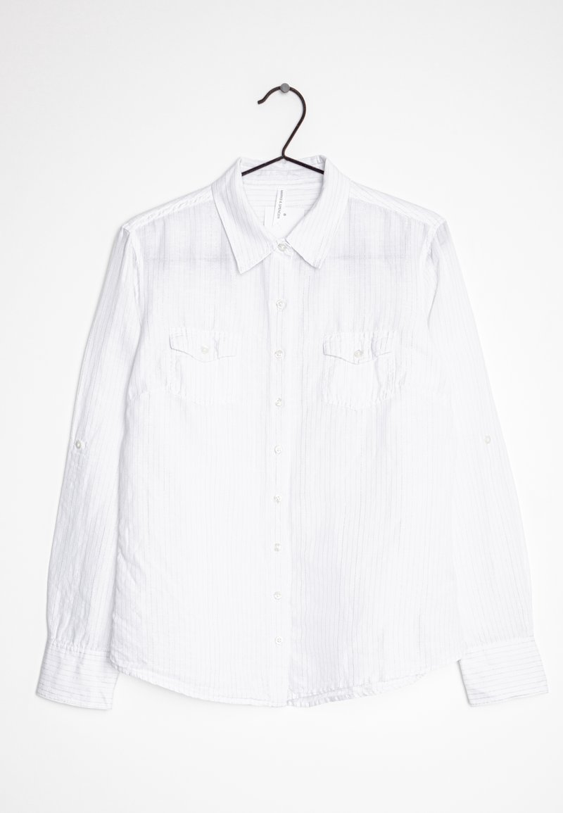 Vit långärmad skjorta med krage, i randig textur, två bröstfickor och vita knappar på en svart galge.