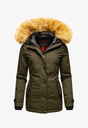 Parka vert olive avec capuchon en fausse fourrure, fermeture éclair et boutons, deux poches latérales et poignets élastiques. Présente une doublure intérieure rouge.