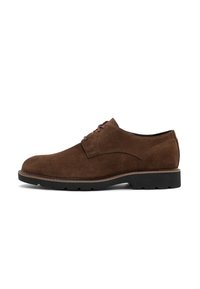 Chaussure habillée pour homme en daim marron avec lacets, semelle en caoutchouc noir et talon bas, vue de côté sur fond blanc.