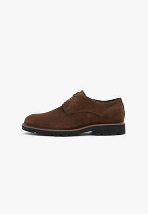 Braune Wildleder Schnürschuhe für Herren mit schwarzer Gummisohle und niedrigem Absatz, Seitenansicht vor weißem Hintergrund.