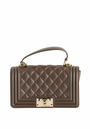 Borsa a tracolla in pelle trapuntata marrone con dettagli in oro, caratterizzata da una forma rettangolare, manico superiore e chiusura con fermaglio decorato con logo.