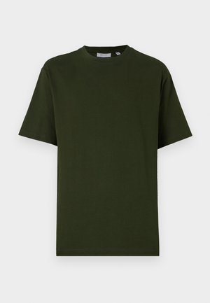 Tmavě zelené tričko s krátkým rukávem vyrobené z bavlny. Kulatý výstřih, volný střih a hladká textura bez viditelných vzorů nebo akcentů.