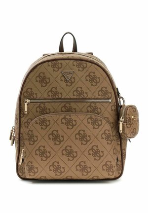 Sac à dos Guess marron avec motif logo intégral, poche avant zippée, petite pochette attachée et poignée supérieure.