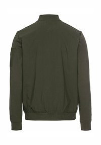 Olijfgroene bomberjack met een ribgebreide kraag en manchetten, voorzien van een enkele zak op de linker mouw en een elastische tailleband.