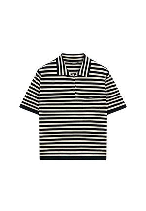 Polo à manches courtes à rayures horizontales noires et blanches avec une poche poitrine, présenté sur un fond blanc.