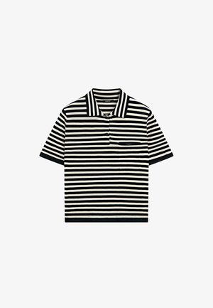Polo a maniche corte con righe orizzontali bianche e nere e taschino sul petto, mostrata su sfondo bianco.