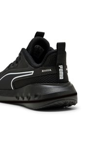 Sneaker nere con tomaia in rete, dettagli bianchi, suola imbottita e linguetta con marchio sul tallone. Lacci tondi e suola decorata.
