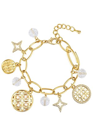 Bracelet chaîne en or avec des perles en cristal transparent et cinq charms en or ornés de formes d’étoiles et de motifs géométriques, un charm incrusté de petites pierres.