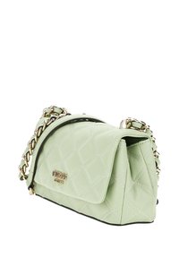 Sac à main matelassé vert menthe en similicuir avec rabat pliant, ferrures dorées et bandoulière en chaîne, présentant un design structuré.