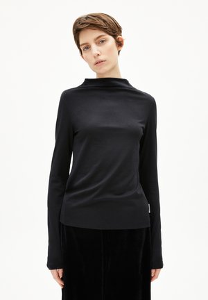 Schwarzes Langarmshirt mit hohem Kragen, aus glattem Stoff gefertigt. Hat eine taillierte Silhouette und einen leicht geschwungenen Saum.