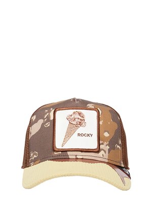 Brązowy czapka trucker w kamuflażu z kremowym daszkiem, z kwadratową łatą przedstawiającą lody w rożku oraz napisem "ROCKY". Teksturowana tkanina.