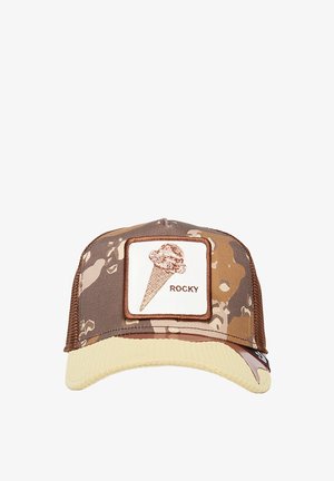 Braune Camouflage-Trucker-Mütze mit einem cremefarbenen Schirm, versehen mit einem quadratischen Patch mit einer Eistüte und dem Wort "ROCKY". Strukturierter Stoff.