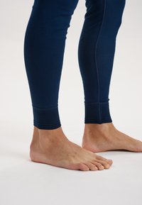 Marine leggings lavet af blød, strækbar stof med en tætsiddende pasform, der har en glat overflade og ankel-længde design.