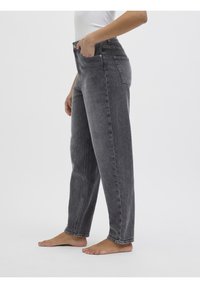 Grå denimjeans med hög midja, rak benform, fem fickor och diskret slitningar, med en urtvättad textur och sy-details.