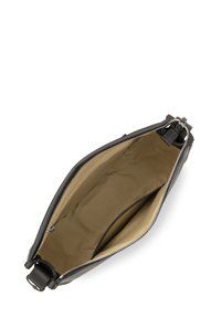 Borsa in pelle nera con chiusura a zip. Gli interni presentano una fodera beige e una tasca a sottile. Texture liscia, forma rettangolare, hardware minimo.