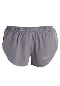 Grå atletiska shorts med resår i midjan, med ett geometriskt mönster och en reflexiv Nike-logga på nedre högra sidan.